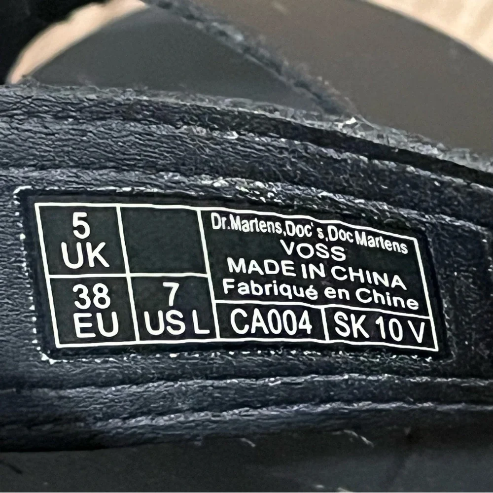 DR. MARTENS VOSS WOMEN'S LEATHER STRAP
SANDALS / BLACK / SIZE 7 - Picture 16 of 16